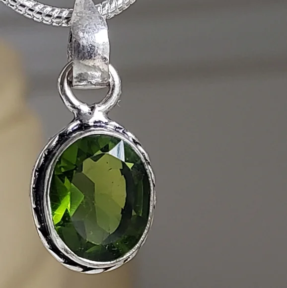 Peridot Gemstone & Silver Necklace,  Beautiful Faceting, Gorgeous Green, Chain - Picture 11 of 12